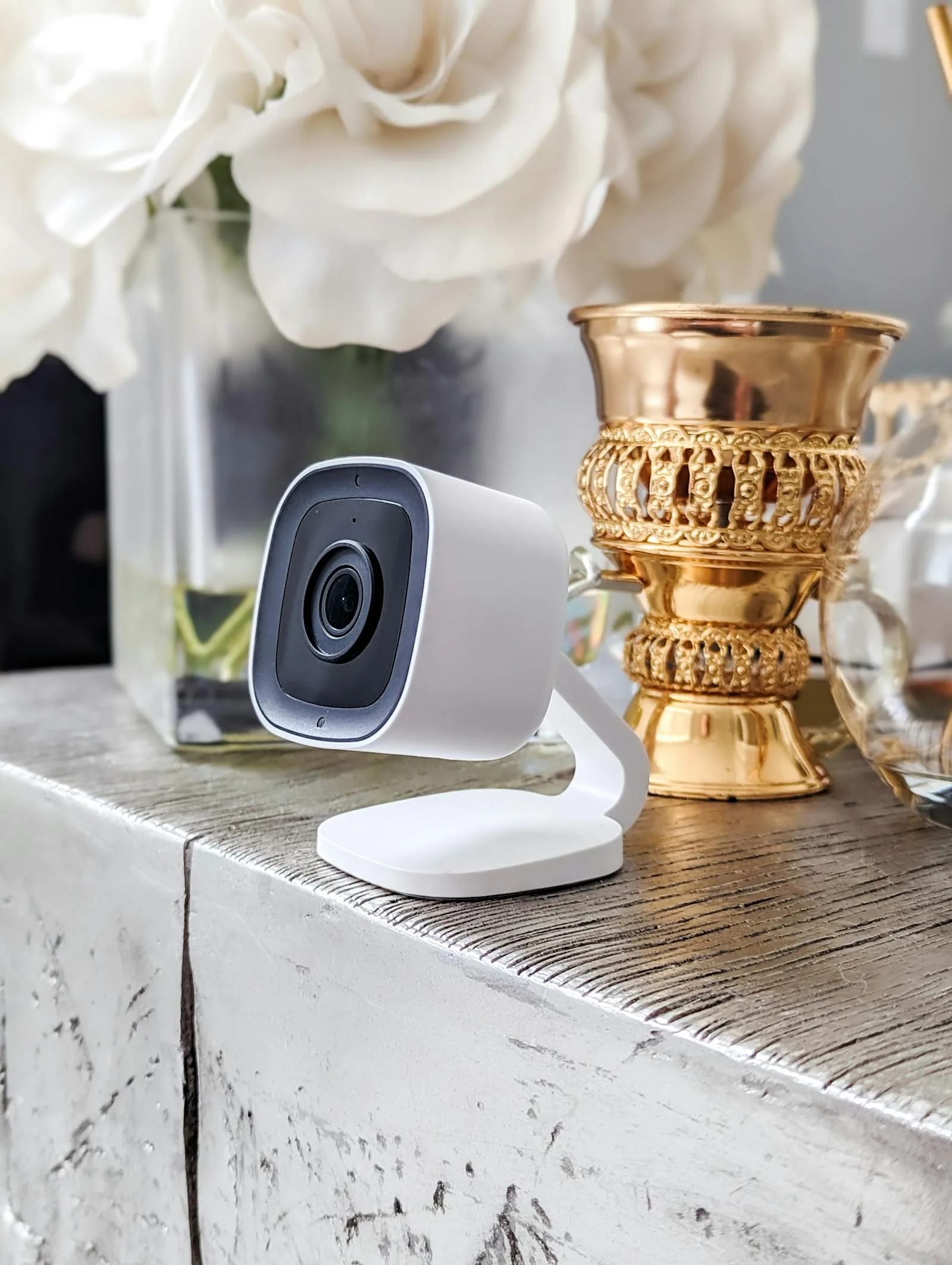 Caméra connectée d'intérieur posée sur un meuble — vidéosurveillance résidentielle haut de gamme